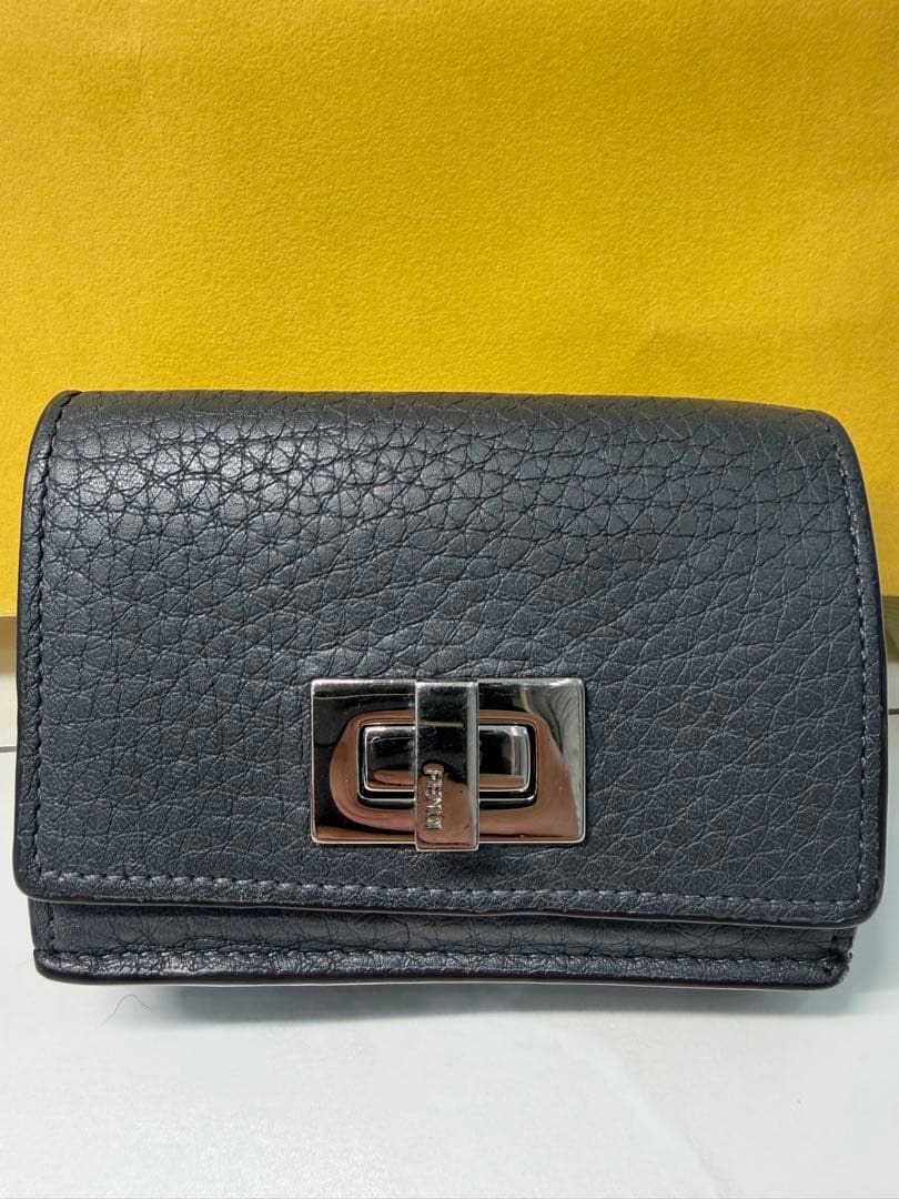 なる FENDI グレー レザー 三つ折り財布 付属品付き
