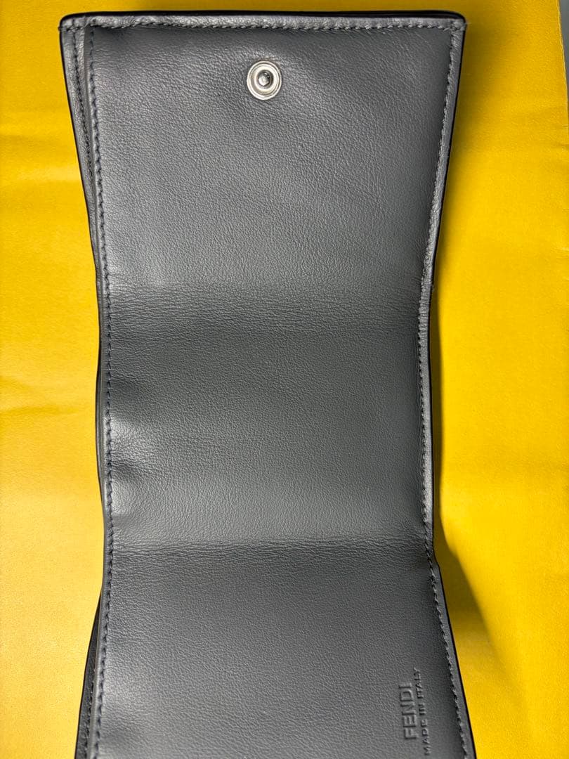 なる FENDI グレー レザー 三つ折り財布 付属品付き