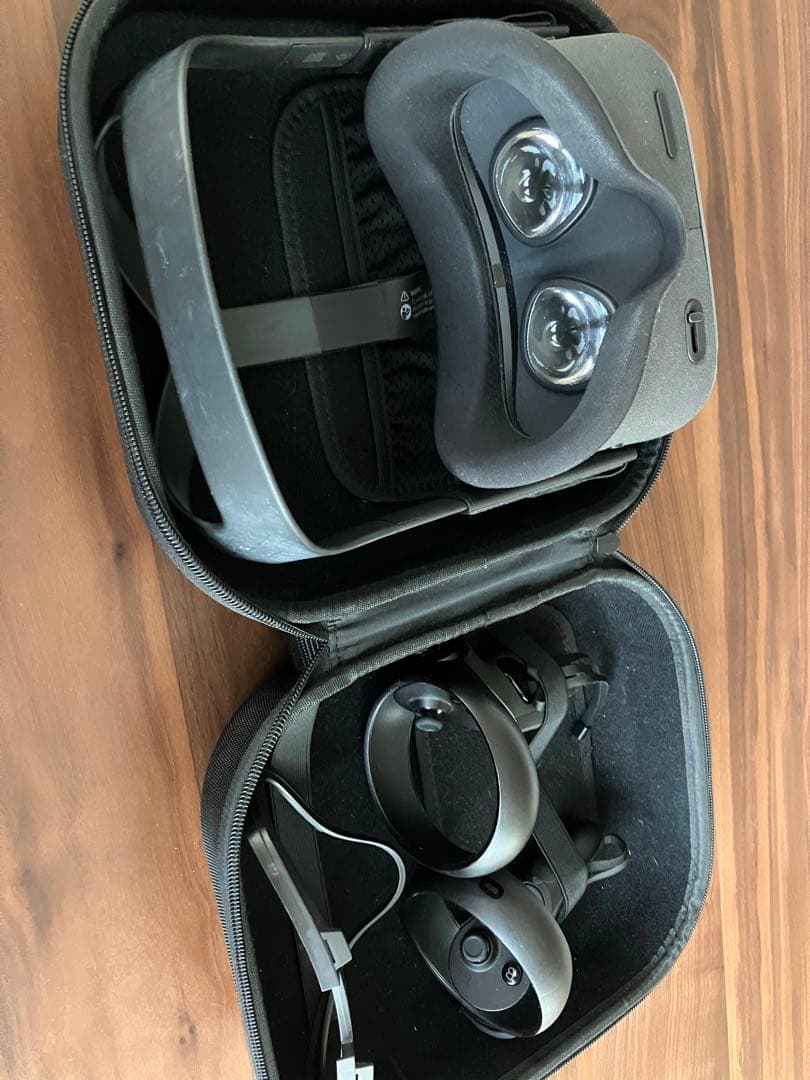 L*e様 【専用ケース付】 Quest 64GB VR ヘッドセット