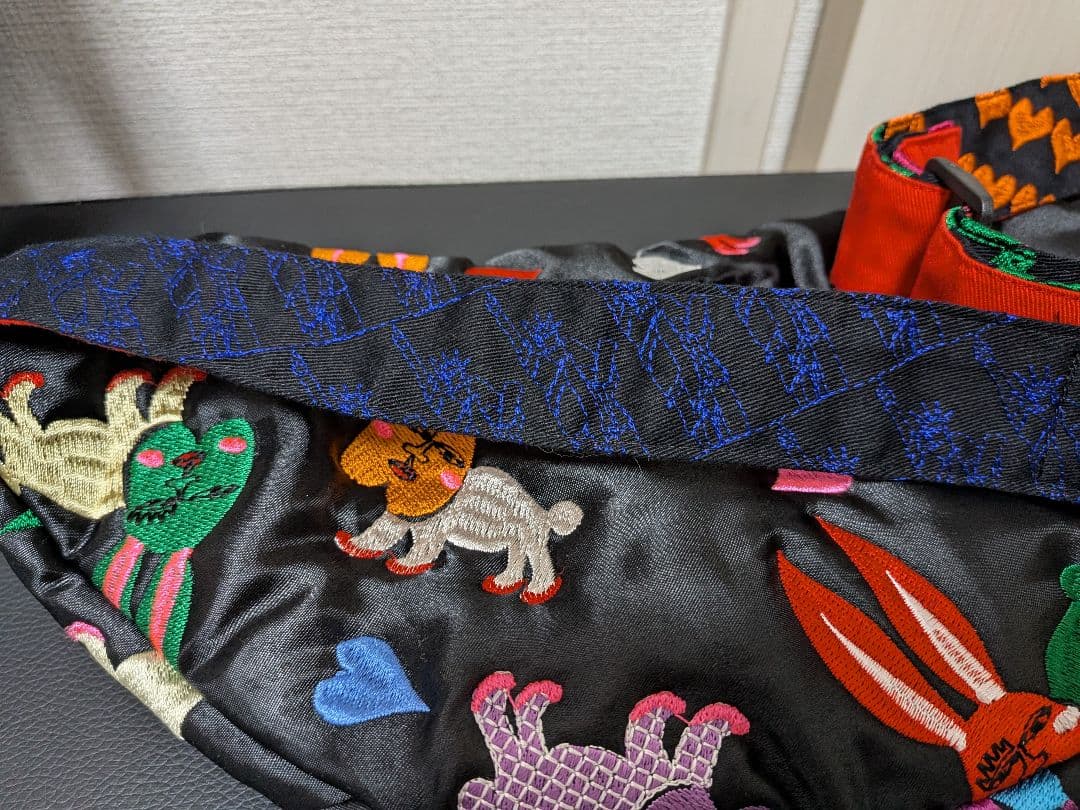 uloco ウエストポーチ刺繍　新品　最終値下げ　12月14日迄の出品