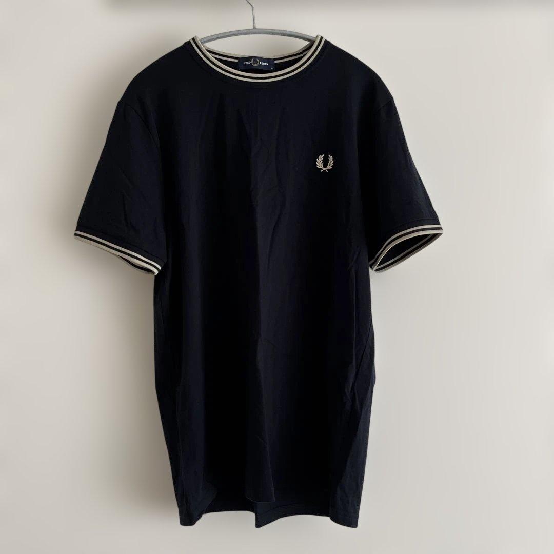 FRED PERRY ツインティップライン ワンポイントロゴ刺繍Tシャツ