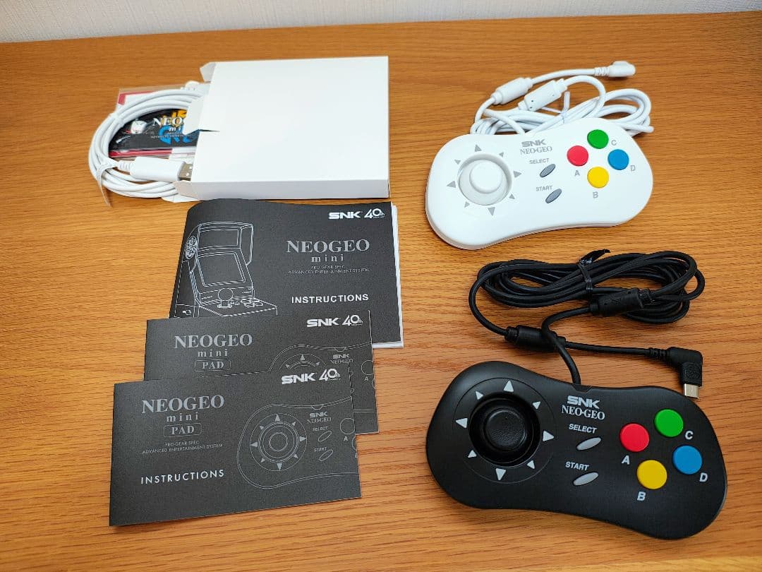 SNK ネオジオミニ本体、コントロールパッド白黒セット