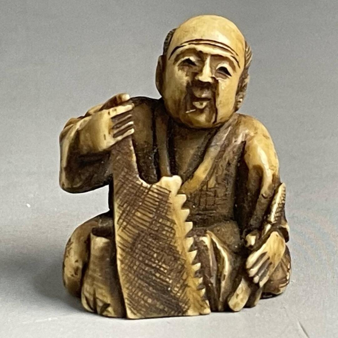 時代 提げ物 骨 根付 鹿骨 彫刻 鋸を持つ老人 全長約3cm 重量約12g