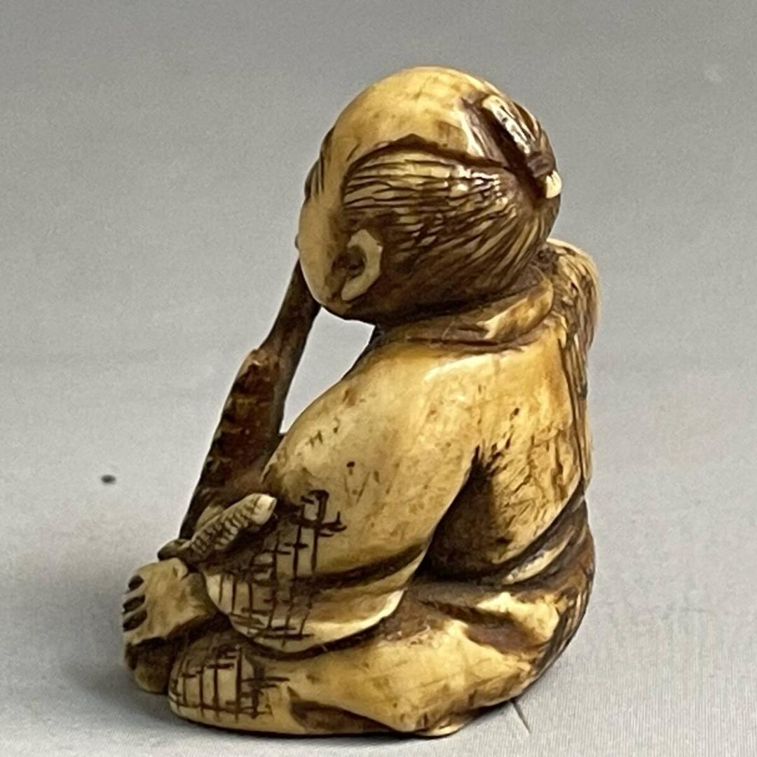 時代 提げ物 骨 根付 鹿骨 彫刻 鋸を持つ老人 全長約3cm 重量約12g