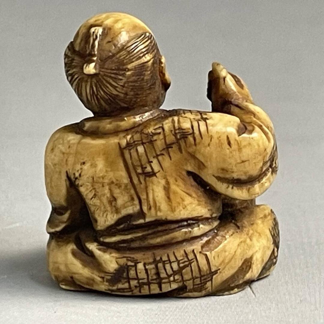 時代 提げ物 骨 根付 鹿骨 彫刻 鋸を持つ老人 全長約3cm 重量約12g