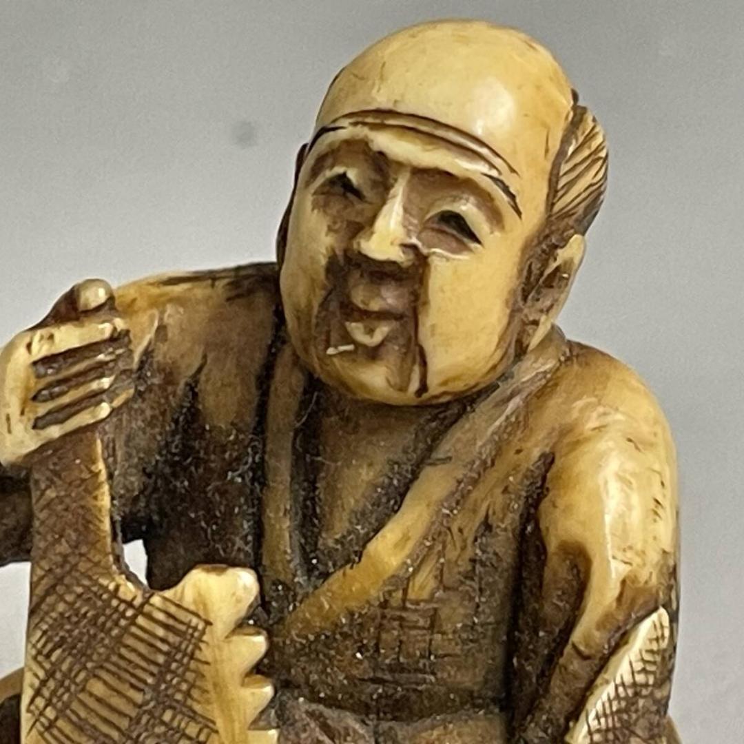 時代 提げ物 骨 根付 鹿骨 彫刻 鋸を持つ老人 全長約3cm 重量約12g