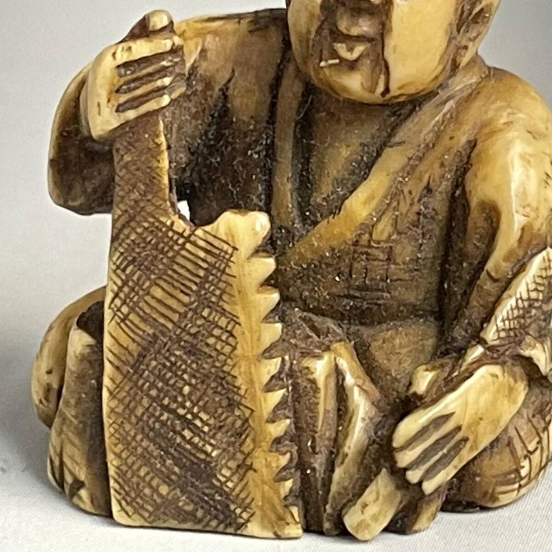 時代 提げ物 骨 根付 鹿骨 彫刻 鋸を持つ老人 全長約3cm 重量約12g
