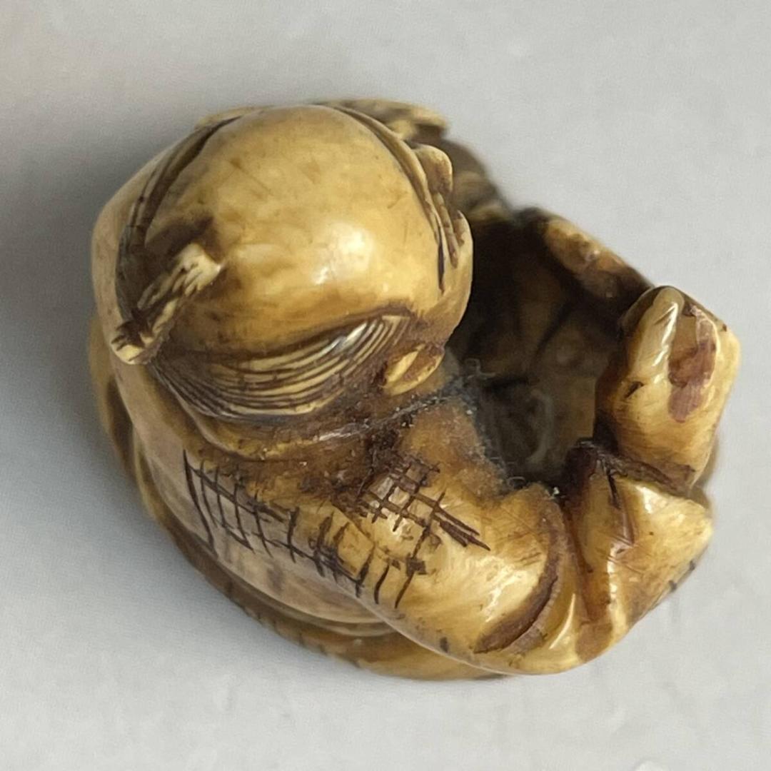 時代 提げ物 骨 根付 鹿骨 彫刻 鋸を持つ老人 全長約3cm 重量約12g