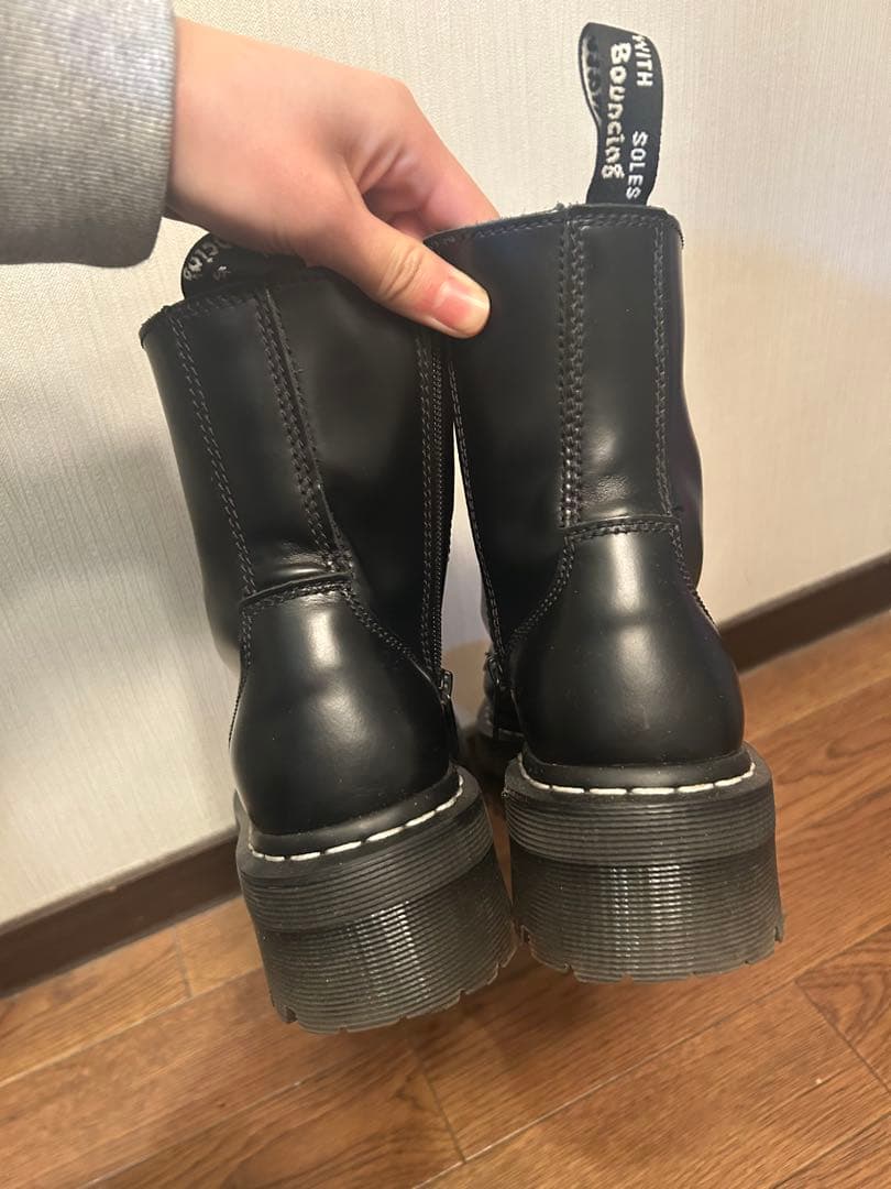 Dr.Martens JADON ホワイトステッチ 8 ホール ブーツ