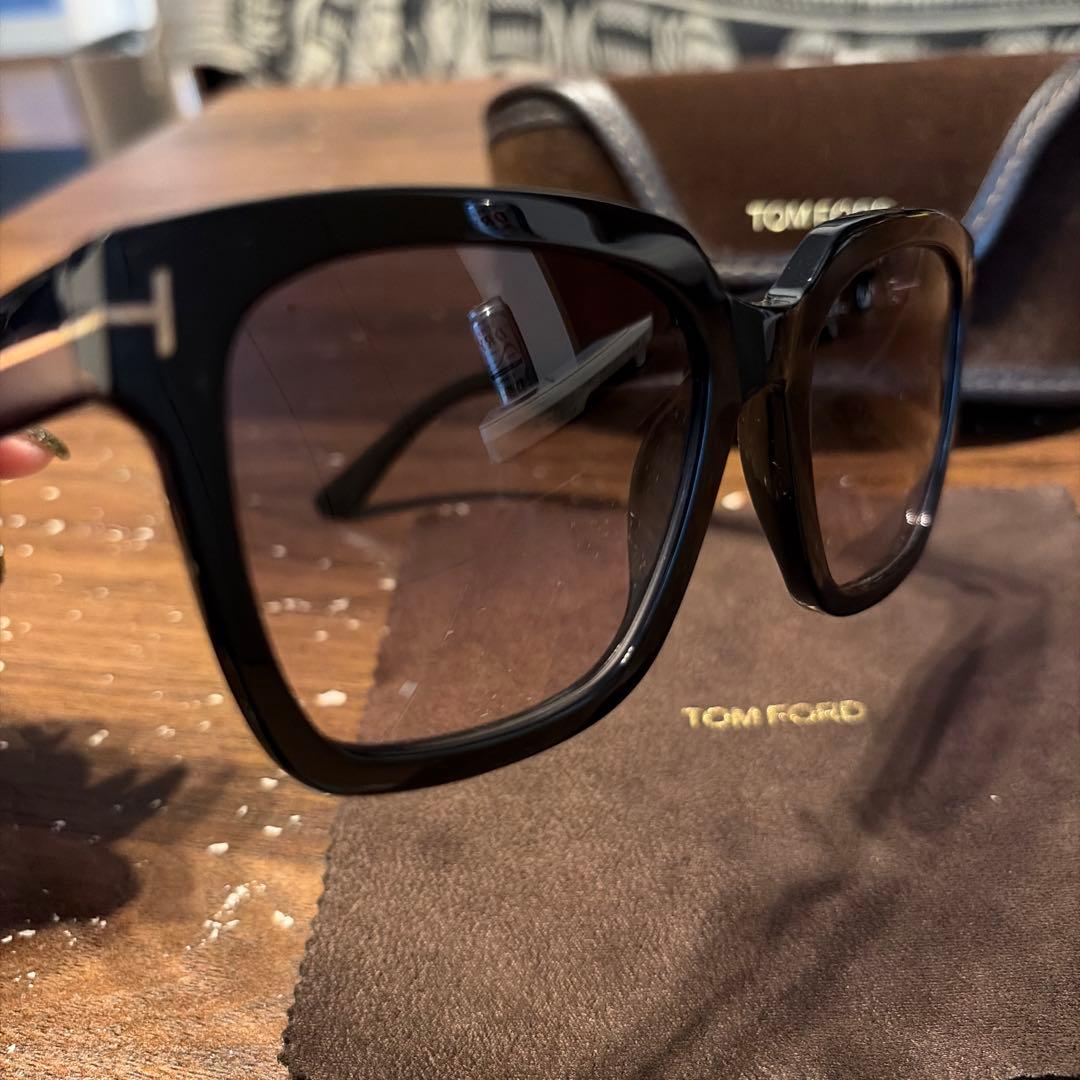 TOM FORD TF952 サングラス　トムフォード