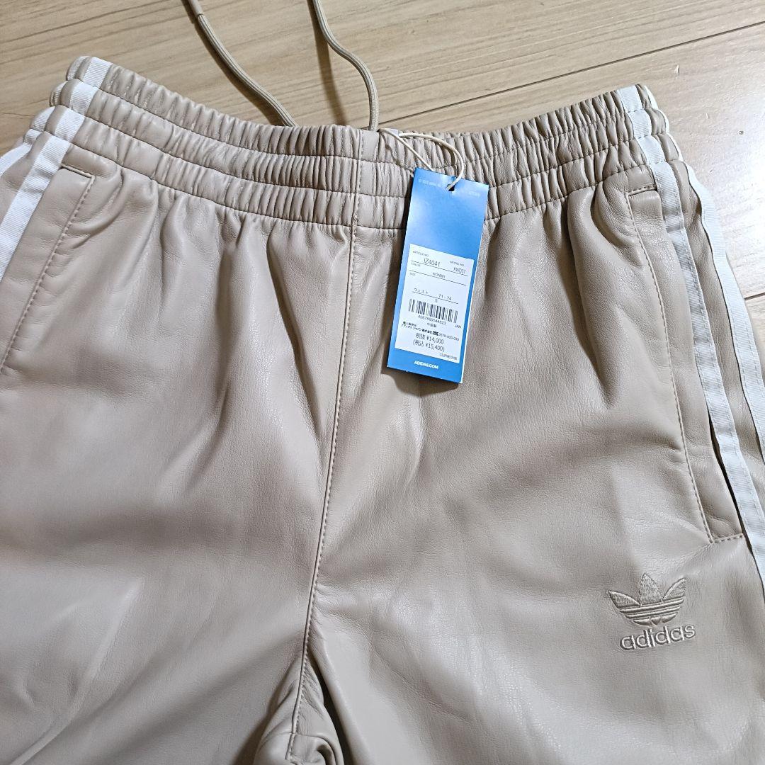 新品 アディダス ベージュ フェイクレザートラックパンツ メンズジャージS 人気