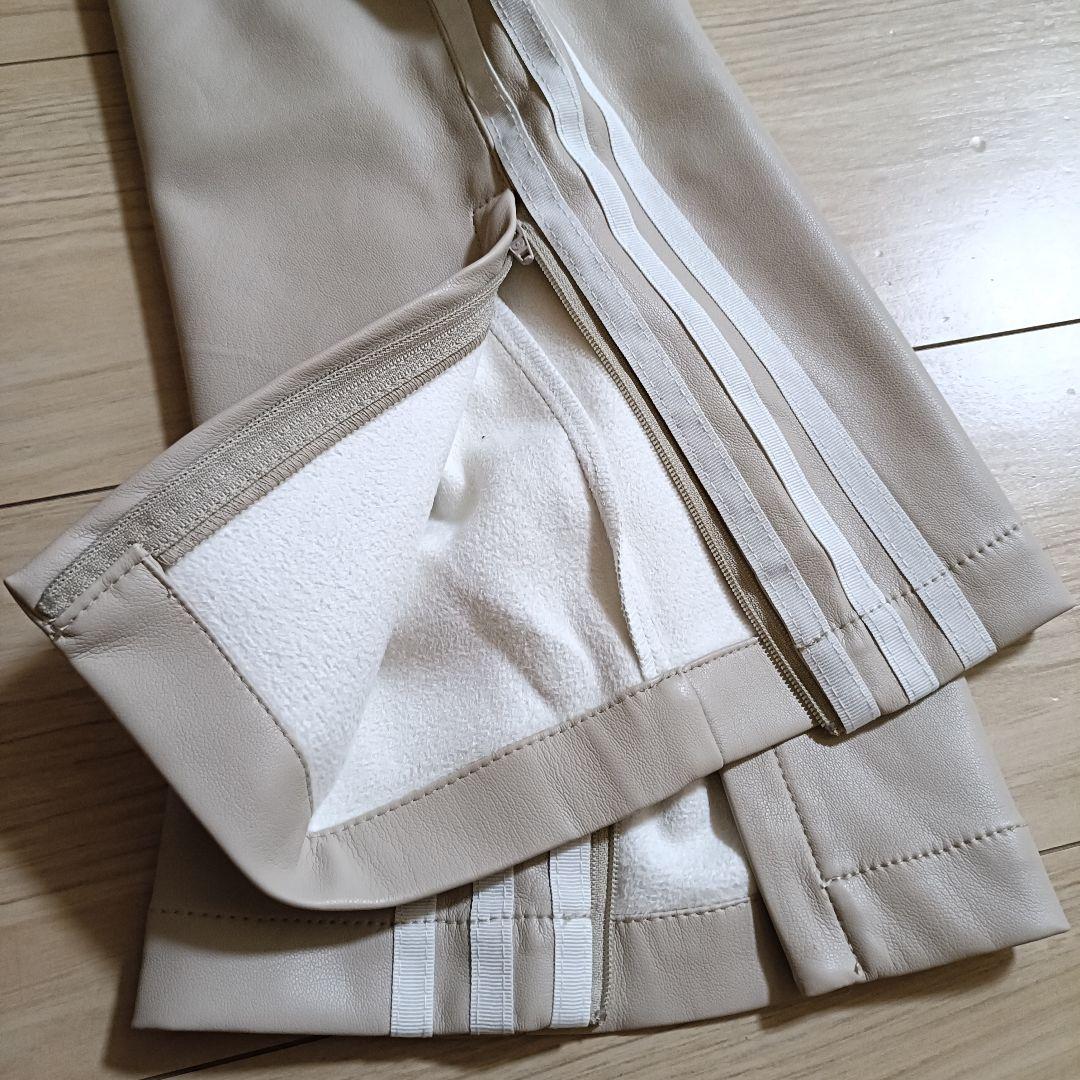 新品 アディダス ベージュ フェイクレザートラックパンツ メンズジャージS 人気