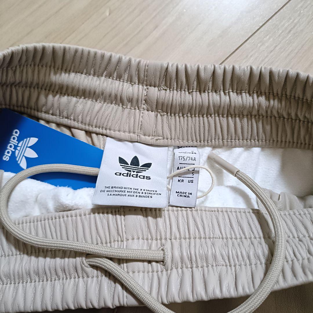 新品 アディダス ベージュ フェイクレザートラックパンツ メンズジャージS 人気
