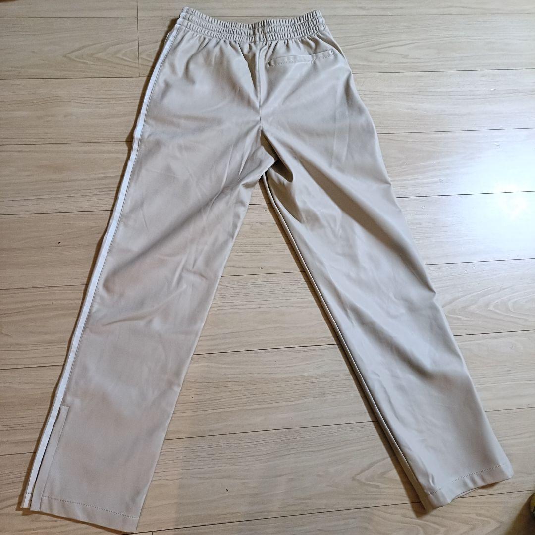 新品 アディダス ベージュ フェイクレザートラックパンツ メンズジャージS 人気