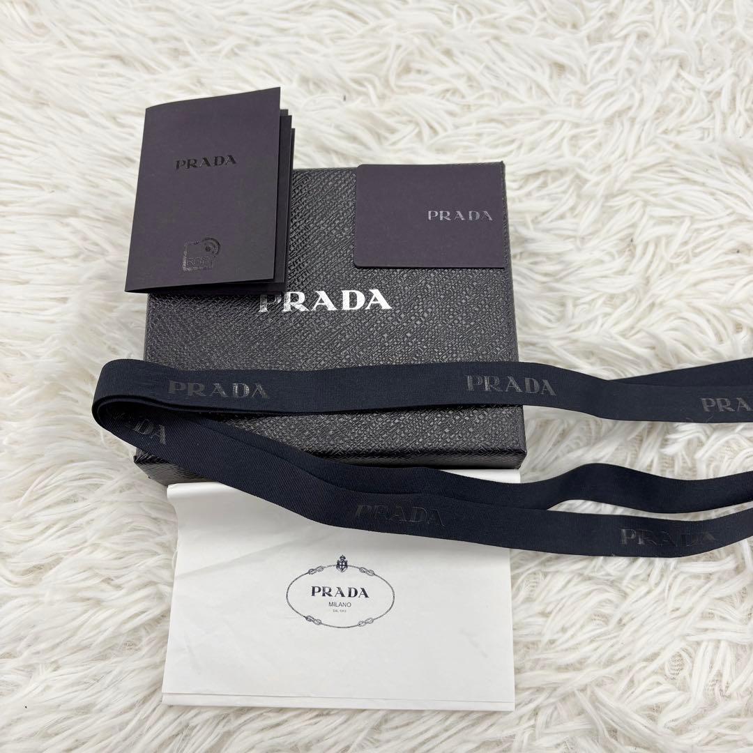 PRADA プラダ 現行モデル 二つ折り 財布 三角ロゴ ベージュ系 ウォレット