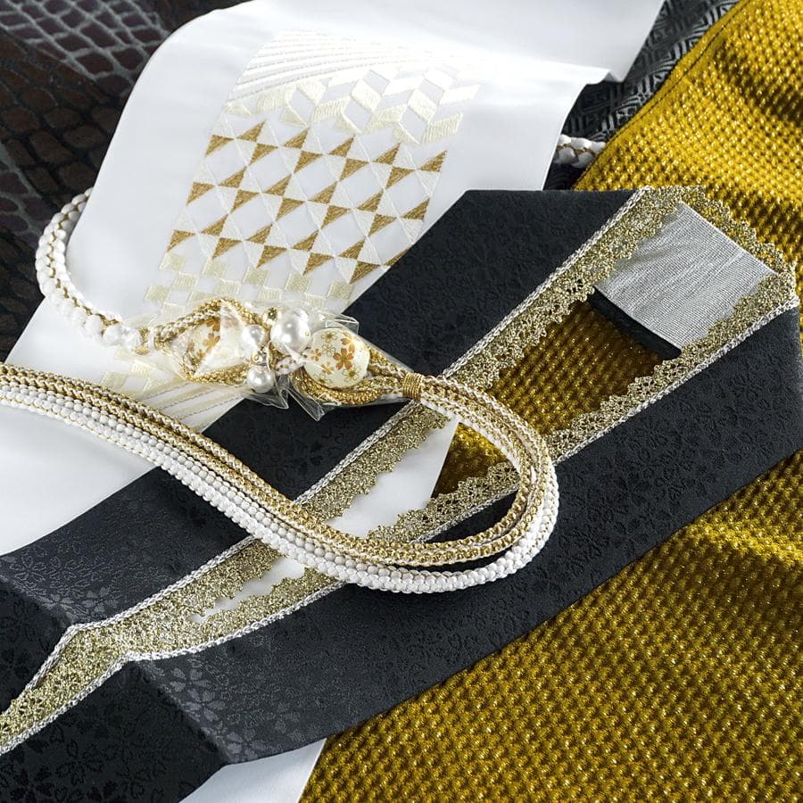 振袖フルセット　オーダー仕立て　白地　金糸刺繍　金彩　成人式