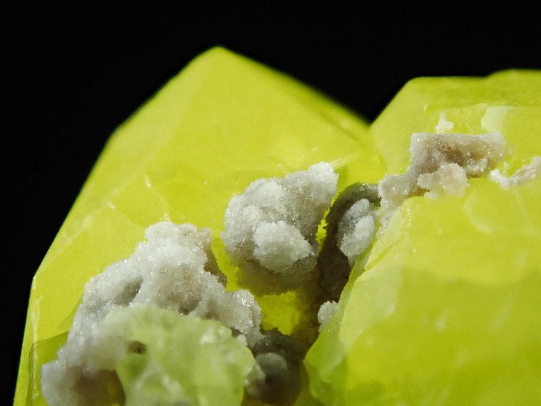 イタリア産 硫黄、あられ石【鉱物標本】