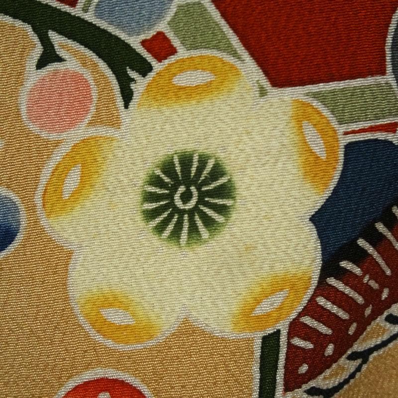 落ち着いた黄色と赤色に紅型調　振袖