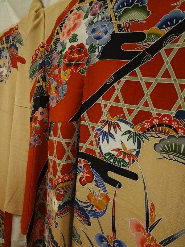 落ち着いた黄色と赤色に紅型調　振袖