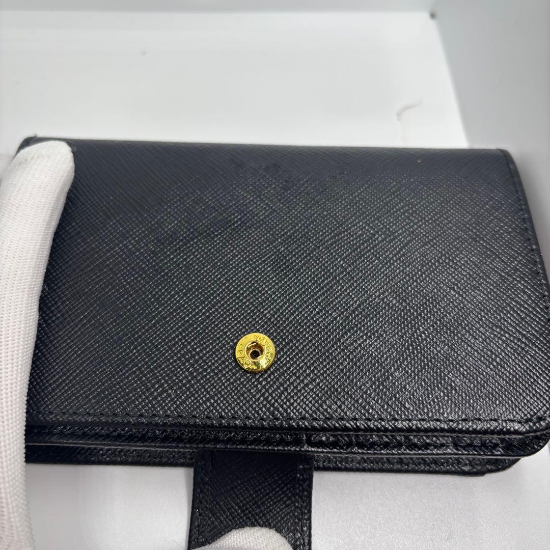 新品 付属品完備 プラダ　二つ折り　サフィアーノレザー　メタルロゴ　1M1225