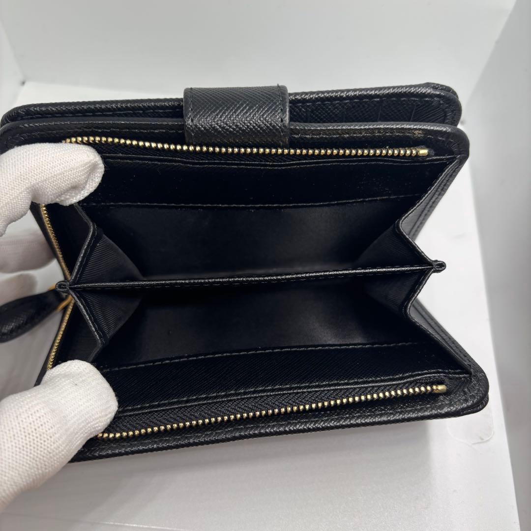 新品 付属品完備 プラダ　二つ折り　サフィアーノレザー　メタルロゴ　1M1225
