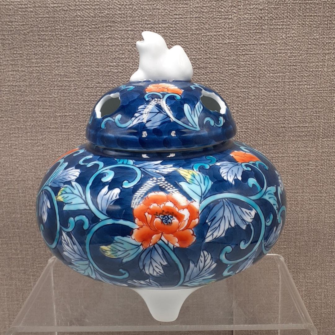 日本製　有田焼　鍋島藩窯　川副虎仙作　色鍋島　唐草牡丹　大香炉　獅子蓋　香炉灰付