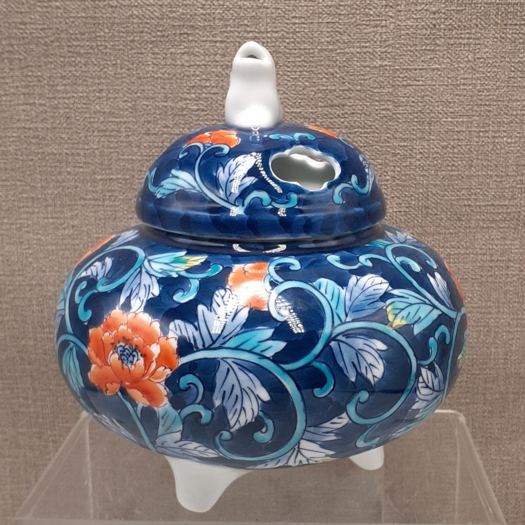 日本製　有田焼　鍋島藩窯　川副虎仙作　色鍋島　唐草牡丹　大香炉　獅子蓋　香炉灰付