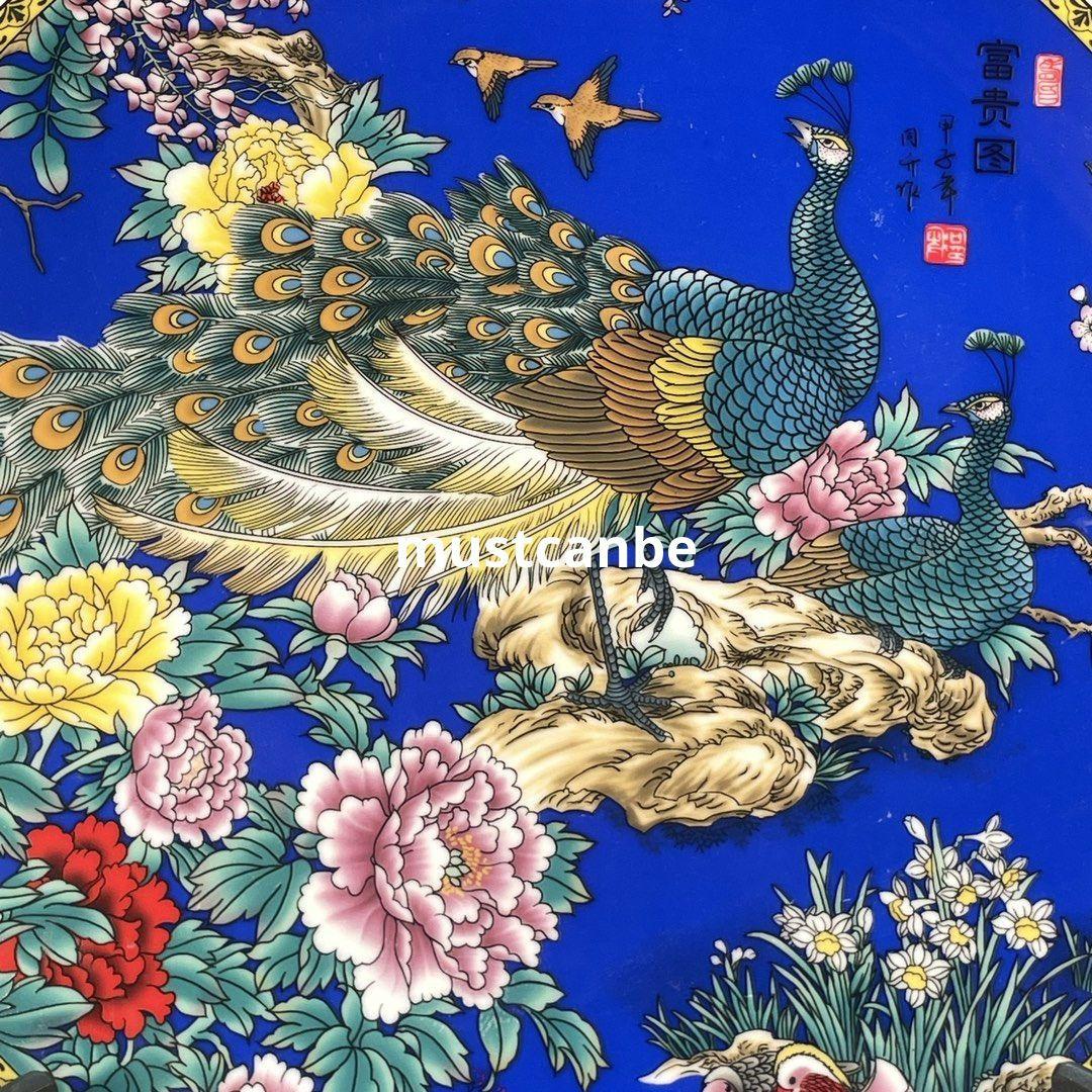 粉彩藍釉孔雀富貴図賞盤 景徳鎮 陶磁器 装飾品 現代工芸品 美術品 置物