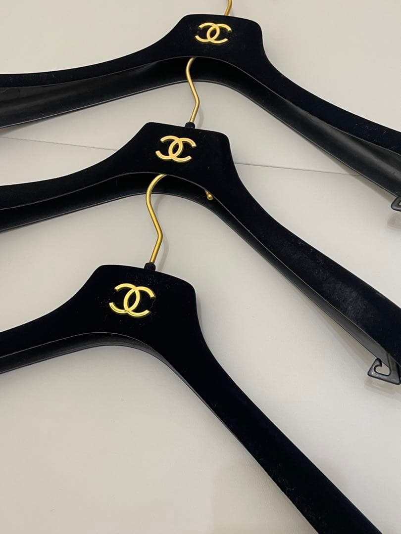 CHANEL 黒ハンガー4本とGUCCI金ハンガー1本　セット
