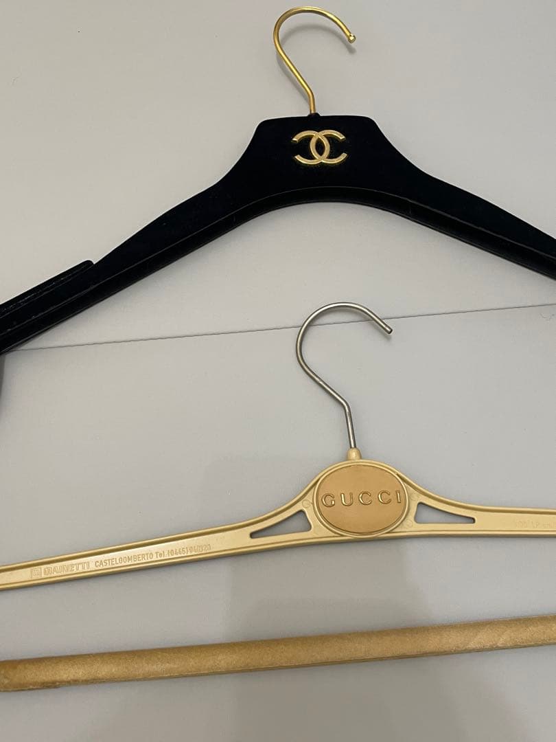 CHANEL 黒ハンガー4本とGUCCI金ハンガー1本　セット