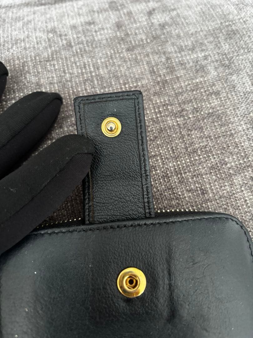SAINT LAURENT ブラックレザー二つ折り財布