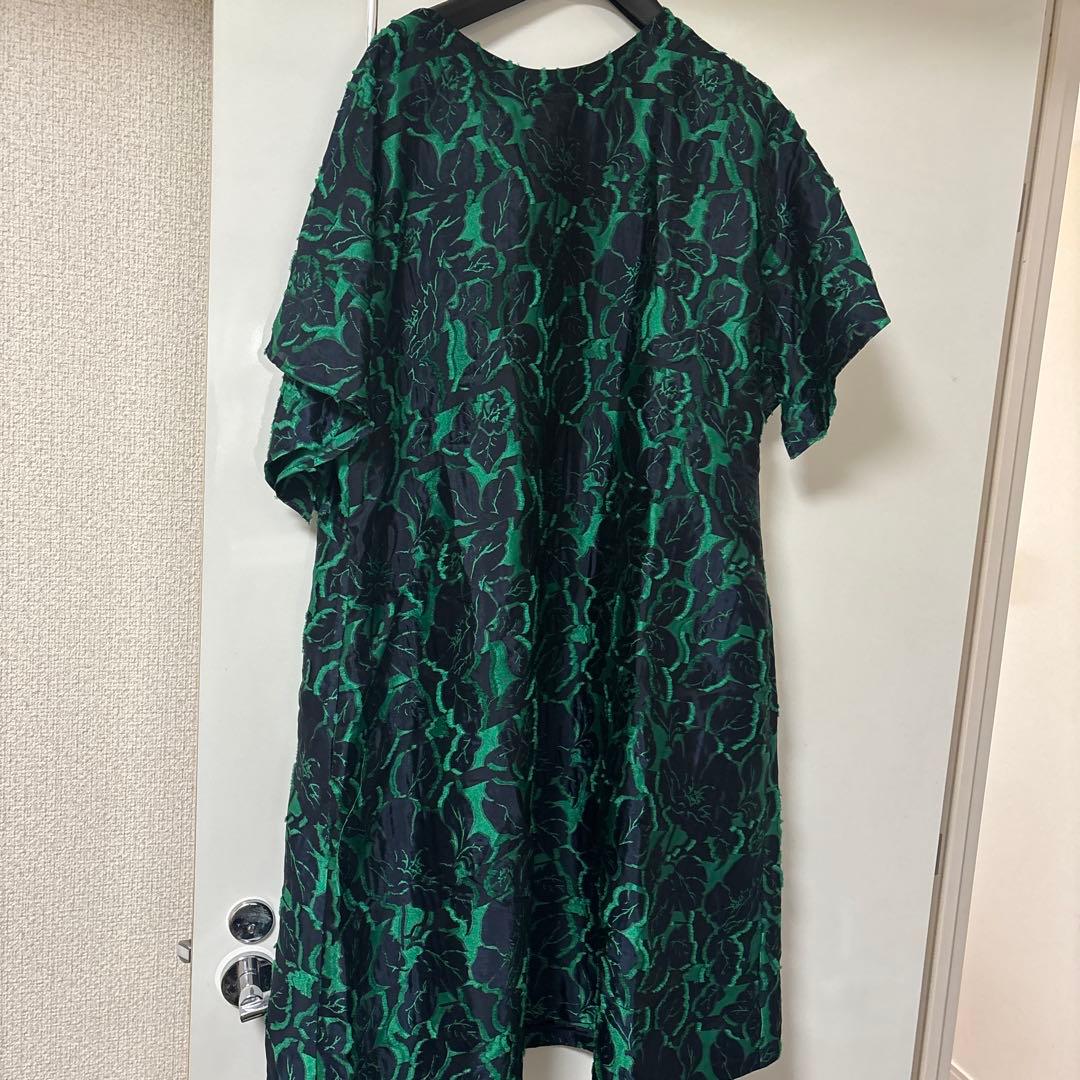 花柄 半袖ひざ丈ワンピース