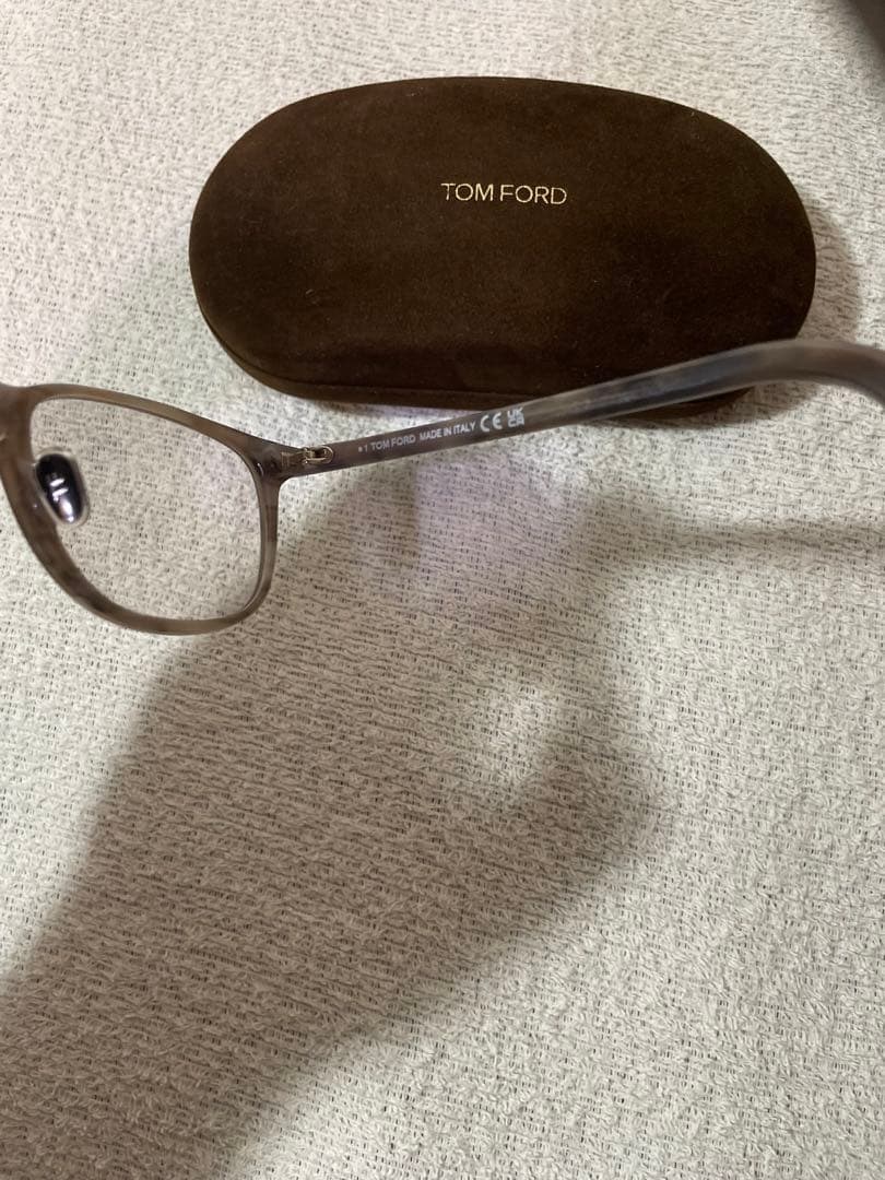 TOM FORD グレー オーバルサングラス ケース付き