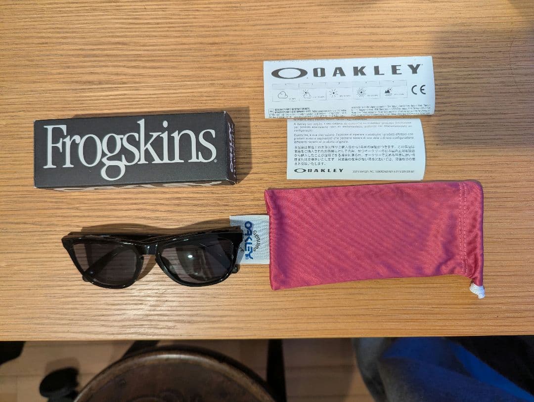 Oakley Frogskins ポリッシュドブラック　グレーレンズ