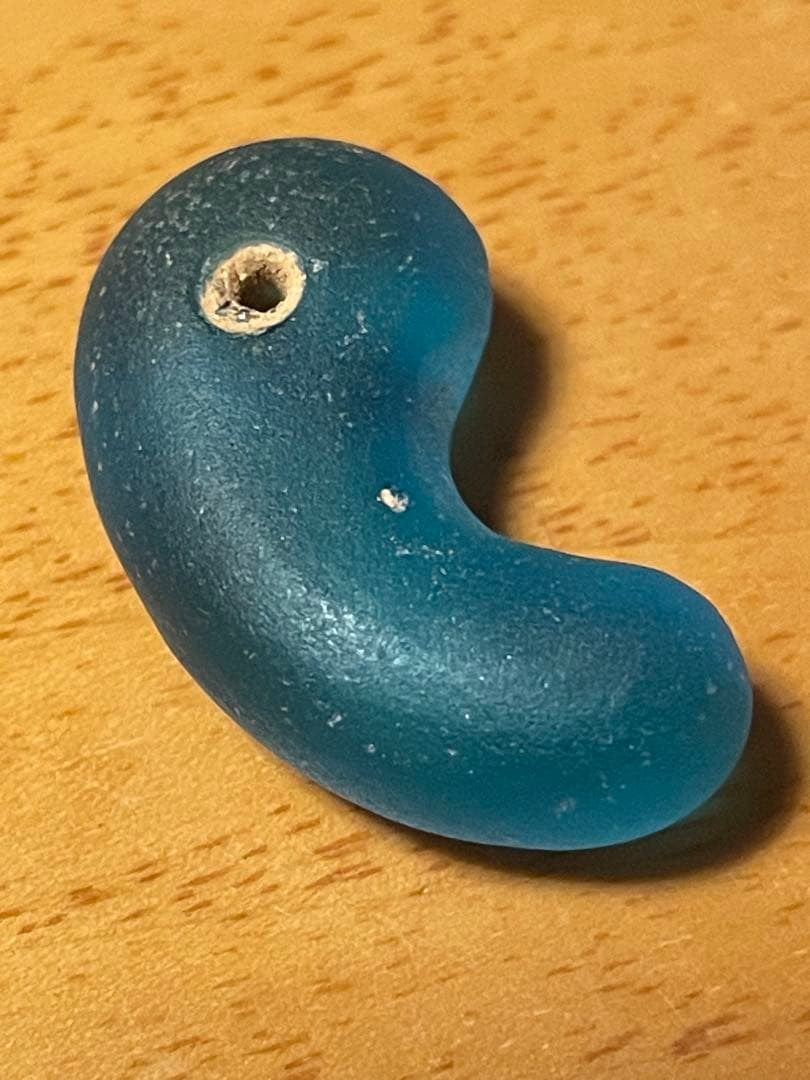 夜間飛行　弥生〜古墳時代　水色ガラス勾玉　出土品