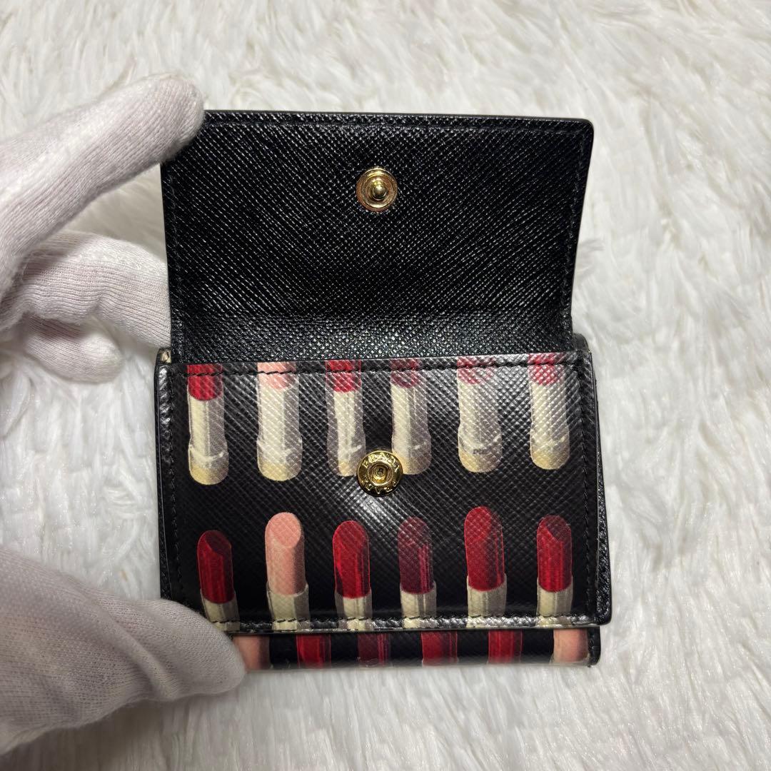 ✨美品✨ プラダ 三つ折り財布 リップ サフィアーノ 三角ロゴ レザー 黒 希少