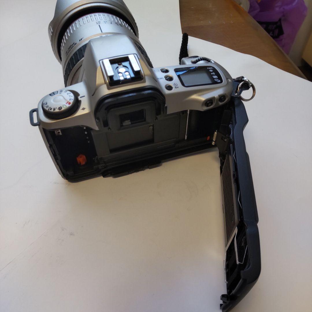 Canon 一眼レフフィルムカメラ EOS Kiss レンズ付き。
