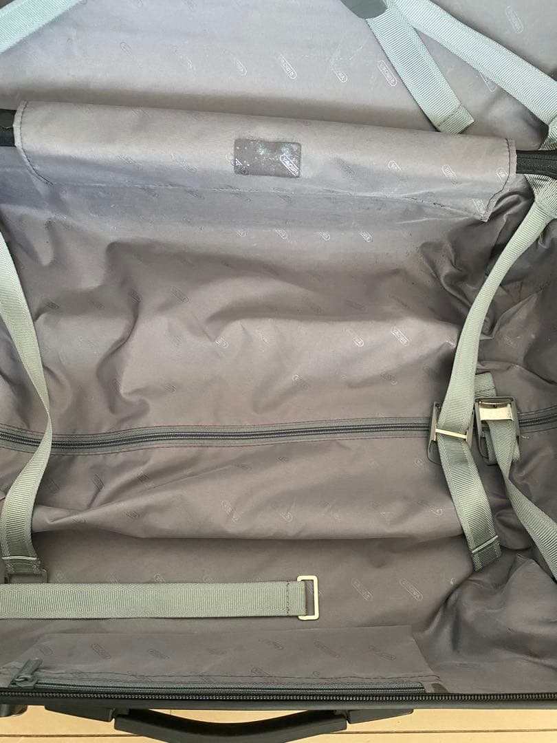 【リモワ　RIMOWA 32L キャンビン　持ち込みサイズ】黒　ポリカーボネイト