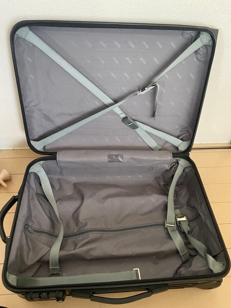 【リモワ　RIMOWA 32L キャンビン　持ち込みサイズ】黒　ポリカーボネイト