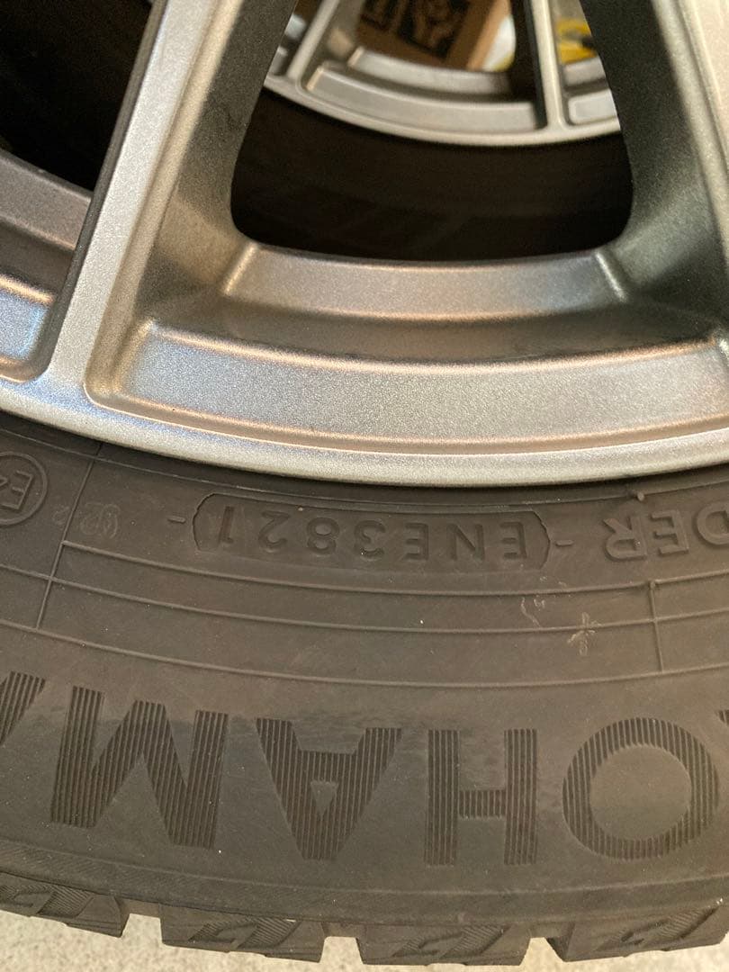 エスティマハイブリット　215/60R17 スタッドレスタイヤホイールセット
