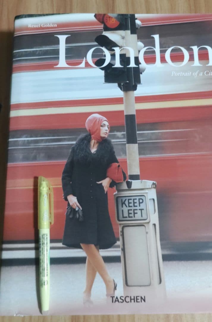 洋書　London Portrait of a City