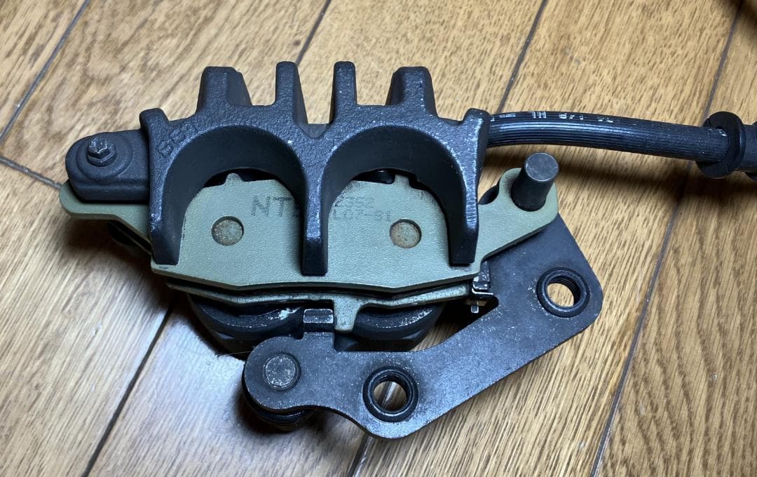 スズキ　グラストラッカー NJ47A 純正 フロント ブレーキ キャリパー