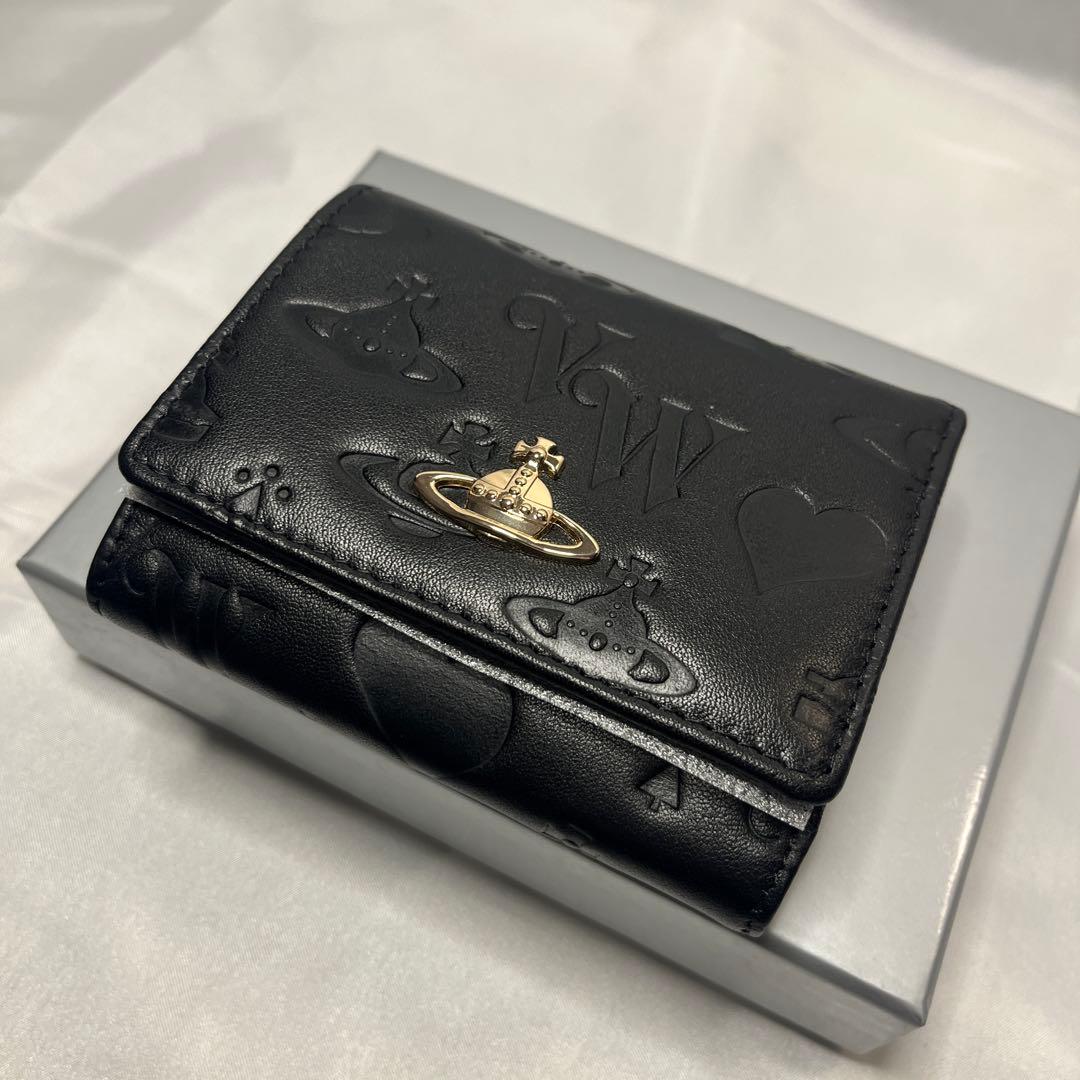 新品 Vivienne Westwood 黒ヴィヴィアン柄 三つ折り財布 人気