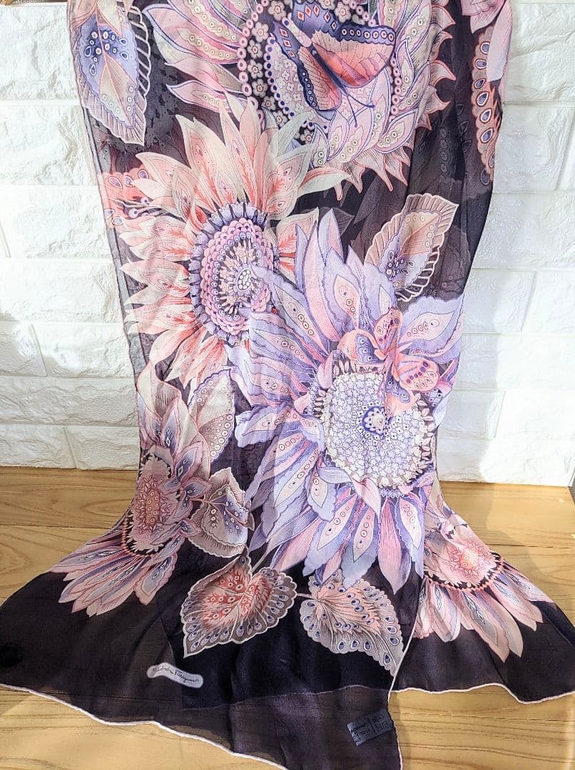 Salvatore Ferragamo　シルク100％　花柄ストール155×42