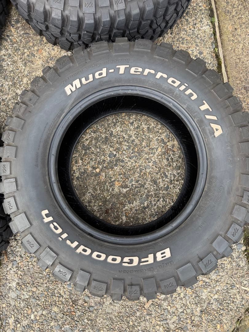 LT265/70R17 18年 BFグッドリッチ Mud-Terrain KM2