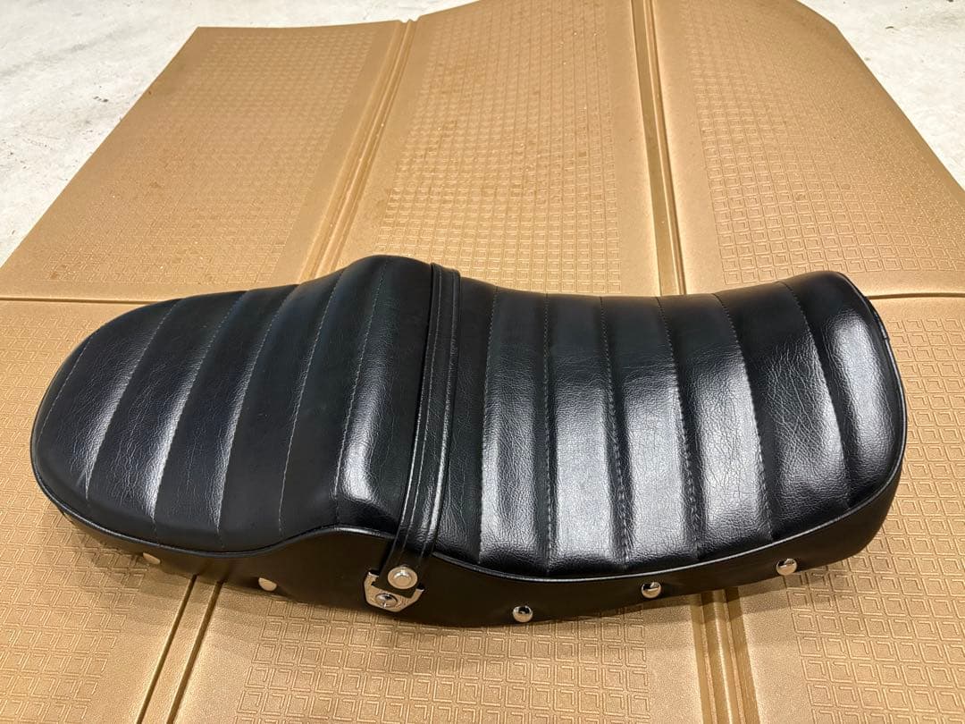 りゅー様/美品/ホンダCB400four NC36タックロールシート 鋲打ち