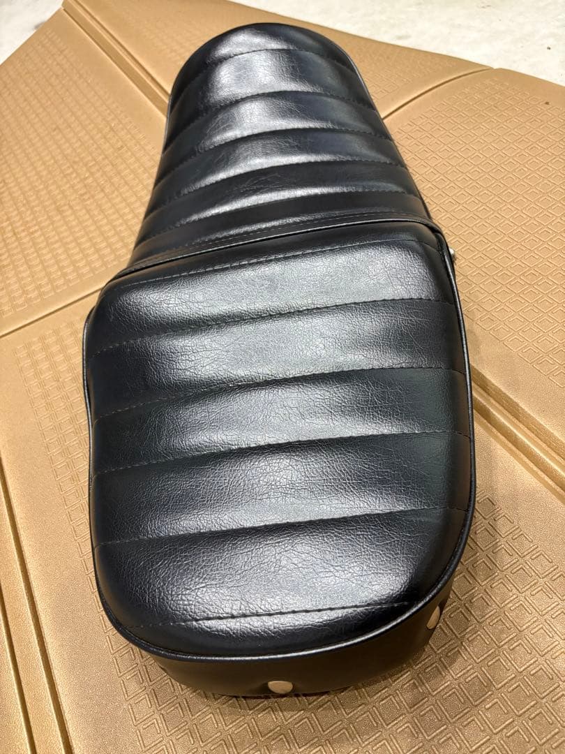 りゅー様/美品/ホンダCB400four NC36タックロールシート 鋲打ち