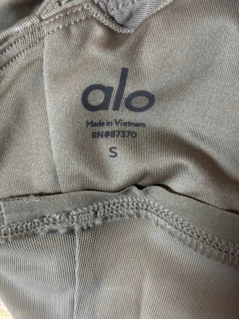 alo yogaエクササイズ用ウエア2色セット