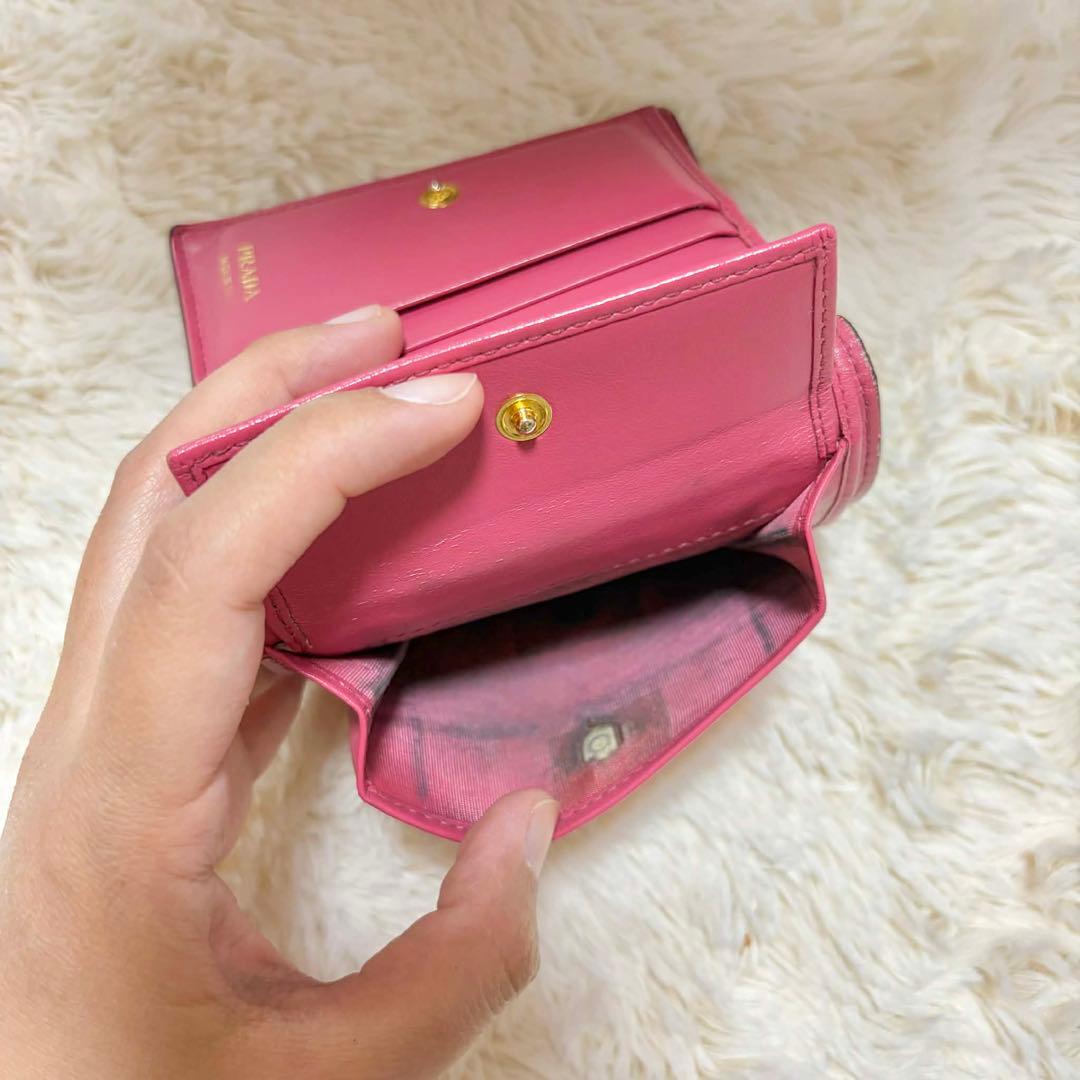 PRADA プラダ 二つ折り財布　シボレザー