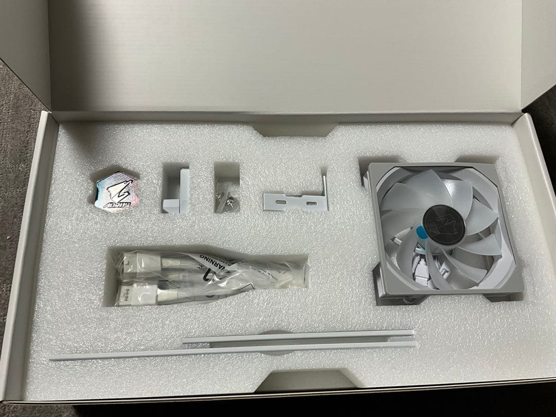 GIGABYTE Geforce RTX5080 AORUS ICE 箱破損